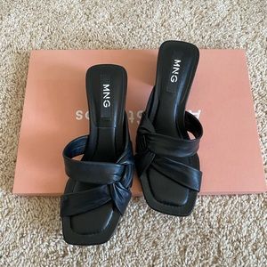 Knot leather sandals